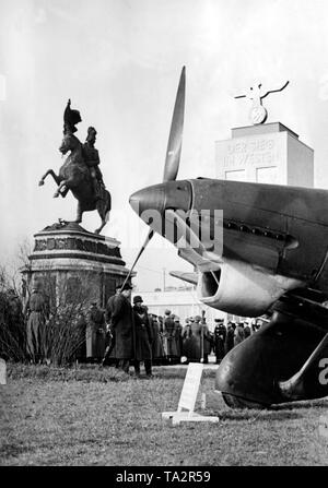 Le Reichsmarschall Hermann Goering s'ouvre l'exposition 'SGEI Wehrmacht im Westen' ('la victoire dans l'Ouest"). Sur la gauche, la statue équestre de l'Archiduc Karl par Fernkorn. Sur la droite, un Junkers Ju 87 'Stuka'. Dans l'arrière-plan, la tour avec l'inscription 'victoire dans l'Ouest'. Banque D'Images