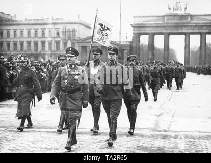 Le jour de l'élection du Reichstag 1933 le Stahlhelm a organisé une marche à Berlin à partir de la colonne de la Victoire à la Schlossplatz. Haut de la propagande mars vient de franchir la Porte de Brandebourg, le président de l'Stahlhelm, Theodor Duesterberg, marche en avant. Banque D'Images