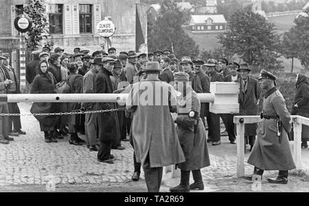 Réfugiés sudètes allemandes à la frontière germano-tchèque près de Sachsenberg-Georgenthal. Au cours de la crise des Sudètes, de nombreux Allemands de Sudeten fuir au Troisième Reich. Banque D'Images