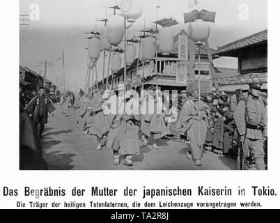Cortège funèbre lors des funérailles de la mère de l'Impératrice Shoken japonais. Un groupe d'hommes précèdent la procession avec lanternes traditionnelles pour les morts. Banque D'Images