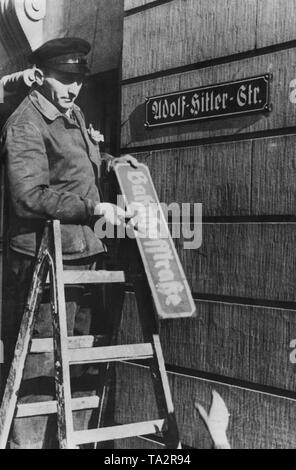 Après l'annexion de la Sarre au Reich allemand, les noms de rue étaient neutres par celles de personnalités nazies, dans ce cas, le Bahnhofstrasse précédent a été rebaptisée Adolf-Hitler-Strasse. Banque D'Images