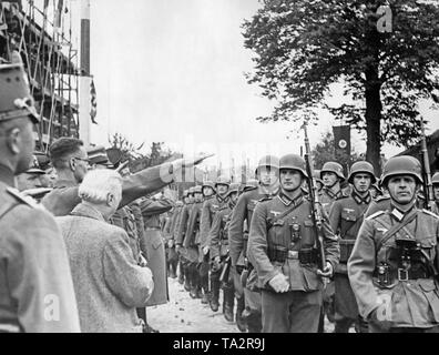 Les troupes allemandes franchissent la frontière à German-Czechoslovak ancien Ebersbach / Georgswalde (aujourd'hui Jirikov) le 2 octobre 1938. Les gens saluer les soldats avec le salut nazi. Banque D'Images