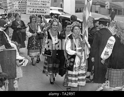 Les Ukrainiennes en costumes traditionnels protester contre les mauvais traitements allégués des ukrainiens en Pologne. Sur l'avant inscription : 'Pologne supprime la liberté de la presse se ferme deux journaux ukrainiens' Zinka '' ' Urkainka. Banque D'Images