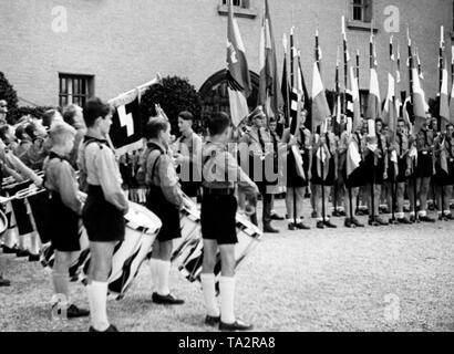 Scène du film : Les membres du Deutsches Jungvolk à la consécration d'un drapeau dans la prison de Landsberg, où Hitler était en prison en 1924. Banque D'Images