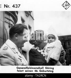 Hermann Goering Emmy avec sa femme et sa fille Edda sur une photo prise sur son 46e anniversaire en face de sa maison à la Leipziger Platz à Berlin. Banque D'Images