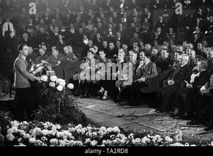 Une soirée festive a lieu à l'occasion du deuxième anniversaire de la fondation de l'organisation Nazie "Kraft durch Freude" au "Théâtre des Volkes" (Théâtre du peuple) à Berlin. Joseph Goebbels tient un discours. Assis de gauche à droite : Baldur von Schirach, sous-secrétaire Horst Dressler-Andress, Magda Goebbels, Robert Ley, Adolf Hitler (derrière lui, conseiller en chef Julius Schaub), Franz Xaver Schwarz et Berta Schwarz. Banque D'Images