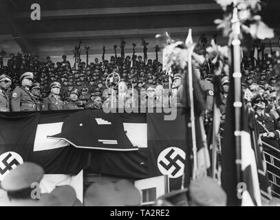 Adolf Hitler tient un discours à la Conférence des Reich Stahlhelm dans l'Hôtel de ville de Hanovre. Sur la gauche, le prince allemand Wilhelm, et Franz von Papen, sur la droite, Franz Seldte. À côté, Theodor Duesterberg. Banque D'Images