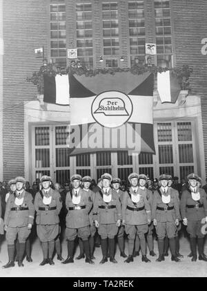 Sur le Stahlhelm jour à Breslau plusieurs membres posent pour une photo de groupe dans le cadre d'un grand drapeau portant le logo avec l'inscription "der Stahlhelm'. Banque D'Images