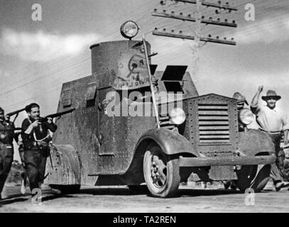 Photo non datée d'un véhicule blindé républicain de Bilbao. Le réservoir d'espagnol était basé sur le châssis du camion Ford V-8 et a été fabriqué par la Sociedad Espanola de Construccion Naval (Société Espagnole de construction navale (SECN). Un total de 40 véhicules ont été fabriqués, dont certains étaient en service jusqu'en 1939. Le modèle illustré est battu dans une unité communiste sur le côté de la République. À gauche, l'infanterie, à droite, un civil élever son poing. Banque D'Images