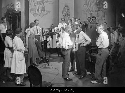 Mady chrétiens comme chanteur Inge Lund (4e de gauche), assis au milieu : compositeur Werner, Schmidt-Boelcke à côté de lui comme Trude Berliner Edith Karin, face à elle et à l'avant du plateau comme Kecgber : Karl et Walter Jankuhn comme Otto Radney, derrière : Rudof Walther-Fein et sur la droite, le son Rudolf Schwarzkopf. Banque D'Images