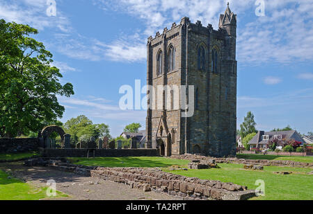 Tour et ruines de l'abbaye de Cambuskenneth près de Stirling en Ecosse Banque D'Images