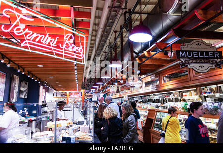 Philadelphie, Pennsylvanie, USA - 26 Avril 2019 : Termini Bros et Mueller Chocolate Company faisant affaires dans le marché de la lecture. Banque D'Images