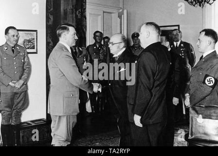 Adolf Hitler se félicite de représentants de l'ethnie allemande de Bohême. Sur la gauche, Konrad Henlein. Six mois après l'accord de Munich, Hitler a occupé le reste de la Bohême et de la Moravie, et la première République slovaque a été fondée sur son commandement. Banque D'Images