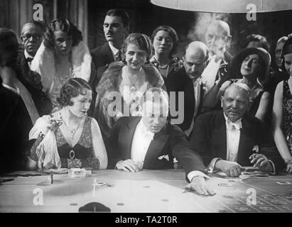 Rachel Devirys comme Diana et Heinz Ruehmann comme premier officier Peter (milieu de séance) dans l'opérette film 'bombes oover' Monte Carlo sous la direction de Hanns Schwarz, avec musique de Werner Richard Heymann. Banque D'Images