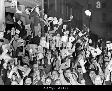 Audience d'un discours tenu par Adolf Hitler dans le Sportpalast à Wilhemplatz le 26 septembre 1938, à Berlin. Ils drapeaux à croix gammée vague avec enthousiasme. Le discours a eu lieu au cours de l'occupation des Sudètes par les troupes allemandes. Banque D'Images