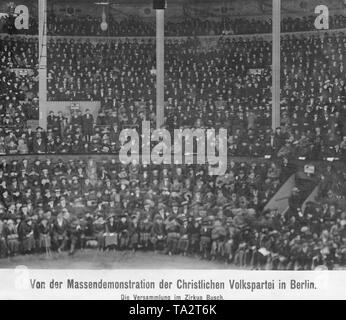 Les partisans du Parti du centre, qui, à l'époque, portait encore l'autre nom de Christliche Volkspartei (Parti populaire chrétien) se réunissent à Zirkus Busch de Berlin. Banque D'Images
