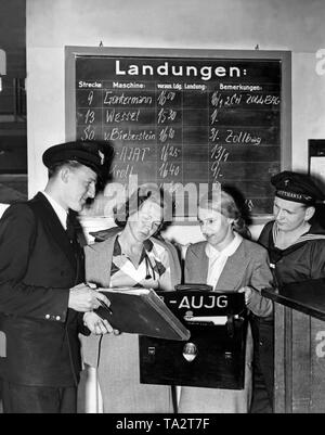 Les futurs agents de bord de Lufthansa au cours de la formation. Le cas de l'enregistrement de l'aéronefs respectifs (ici : D-AUJG), qui contient, par exemple, les plans de vol et les listes de passagers, est géré par les agents de bord. Le Ju 52 à l'enregistrement D-AUJG s'est écrasé en 1939 en Espagne. Banque D'Images