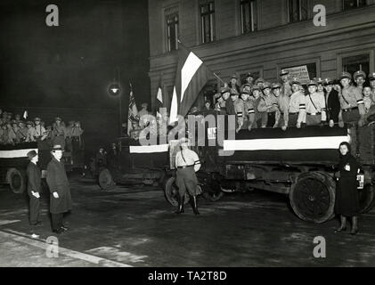 Avant des élections du Reichstag en mars 1933, les membres du Parti National du Peuple allemand leurs camions décorés aux couleurs du drapeau impérial, et conduisez à travers les rues de la ville. Banque D'Images
