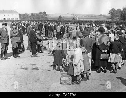 Allemands des Sudètes dans la petite ville de Seifhennersdorf près de Görlitz. Au cours de la crise des Sudètes, les Allemands de Sudeten fuir au Reich allemand. Banque D'Images