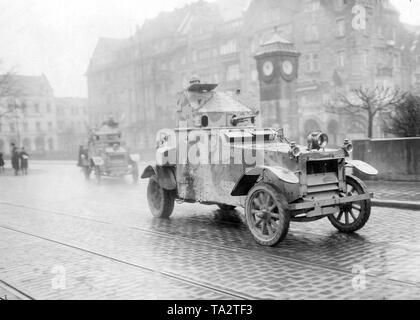 En Février l'armée belge a occupé la Ruhr. Ici il y a deux véhicules blindés de combat dans les rues de Düsseldorf. Banque D'Images