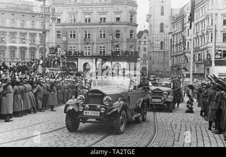 Adolf Hitler de la conduite dans la ville de Bruenn (aujourd'hui Brno) dans la Royal Navy le 17 mars 1939, lors de l'occupation du reste du territoire tchèque. Le cortège du Hitler est reçu par la population. Ils saluent avec le salut nazi. Banque D'Images