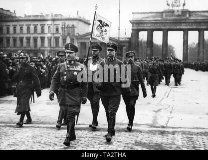 25 000 hommes de la 'Stahlhelm, Bund der Frontsoldaten" marchons à Schlossplatz depuis le Siegessaeule (colonne de la Victoire) à travers la Porte de Brandebourg (photo) le jour de l'élection du Reichstag à Berlin. Dans l'avant, Theodor Duesterberg, deuxième leader du Stahlhelm. Sur la gauche, un policier. Banque D'Images