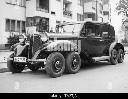 Une voiture avec empattement étendu, 4 essieux et 8 roues, conçu par l'ingénieur de Berlin. Rimmek Banque D'Images