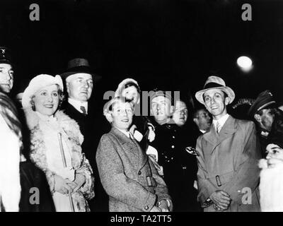 À l'ouverture de la marché de Noël de Berlin dans le Lustgarten : sportswoman Cérilly Feindt, Président de la Reichsbank Hjalmar Schacht, Harald Quandt, Helga Goebbels et Josef Goebbels (de gauche). Banque D'Images