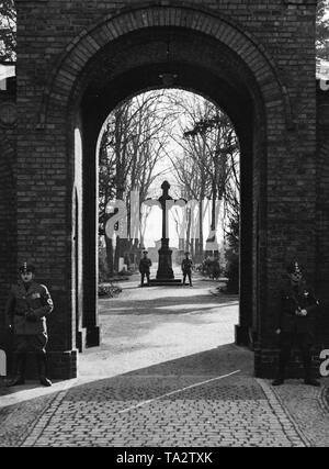 Les membres du Stahlhelm montent la garde sur Heldengedenktag (heroes Memorial Day) à l'Garnisonsfriedhof Berlin. Banque D'Images