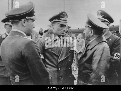 Le Lieutenant de l'Armée de l'air Joachim Genzow (2e de gauche) lors d'une réception dans sa ville natale Steinebach en Bavière. Genzow porte la Croix de Chevalier de la Croix de fer autour de son cou. Banque D'Images
