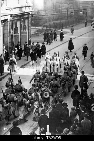 Après les soldats de l'occupation française ont confisqué plusieurs machines à écrire et des fournitures de bureau Fournitures de bureau de l'entreprise Hess à Dortmund, ils retirent leurs proies. Banque D'Images