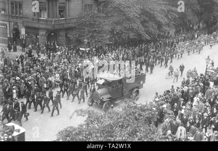 La Berlin démonstration de la RFB est gardée pendant leur marche à travers les rues par des membres de la Schutzpolizei (Schupos) dans un camion. Banque D'Images