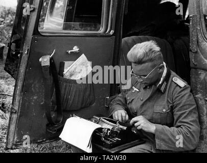 Membre de la société de propagande écrit son rapport sur une machine à écrire. Photo : correspondant de guerre Gehrmann Banque D'Images