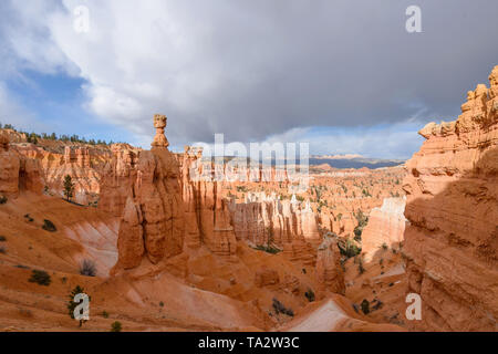 Le marteau de Thor - Printemps les nuages se déplacer sur un marteau de Thor dominant la vallée et de formations de grès Hoodoo à Bryce Canyon National Park, Utah, USA. Banque D'Images