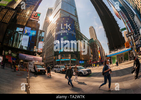 L'écran vidéo géant sur le Nasdaq Stock Exchange à Times Square à New York est décoré pour le début de l'offre publique initiale Café Luckin le Vendredi, Mai 17, 2019. La chaîne de magasins de café chinois, familièrement décrit comme le Starbucks chinois, a été fondée en 2017 avec neuf magasins et deux ans plus tard a 2 370 emplacements. (© Richard B. Levine) Banque D'Images