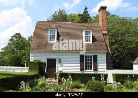 Une vue frontale d'une maison de style colonial avec jardin, Virginie, USA Banque D'Images