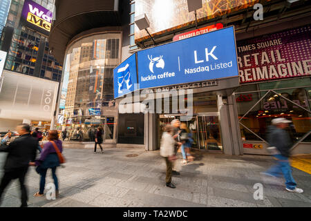 L'entrée de la bourse Nasdaq à Times Square à New York est décoré pour le début de l'offre publique initiale Café Luckin le Vendredi, Mai 17, 2019. La chaîne de magasins de café chinois, familièrement décrit comme le Starbucks chinois, a été fondée en 2017 avec neuf magasins et deux ans plus tard a 2 370 emplacements. (© Richard B. Levine) Banque D'Images