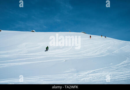 Paysage panoramique avec vue sur les skieurs hors-piste qui descend une pente en hiver alpine mountain resort Banque D'Images