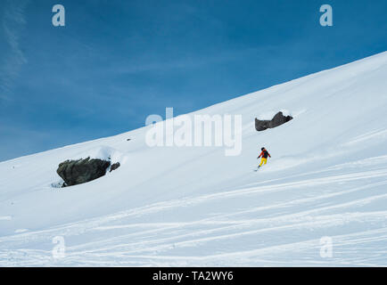 Paysage panoramique avec vue sur les skieurs hors-piste qui descend une pente en hiver alpine mountain resort Banque D'Images