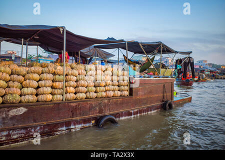 Can Tho, Vietnam - 28 mars 2019 : Marché flottant dans le delta du Mékong / bateaux commerciaux au lever du soleil. Grandes citrouilles sur une barge. Une femme est au repos dans un loun Banque D'Images