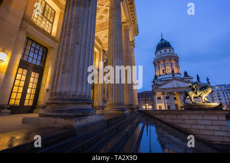 Façade éclairée de la Konzerthaus de Berlin (Berlin Concert Hall) et Französischer Dom (Cathédrale française) à la place de Gendarmenmarkt à Berlin au crépuscule. Banque D'Images