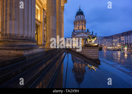 Façade éclairée de la Konzerthaus de Berlin (Berlin Concert Hall) et Französischer Dom (Cathédrale française) à la place de Gendarmenmarkt à Berlin au crépuscule. Banque D'Images