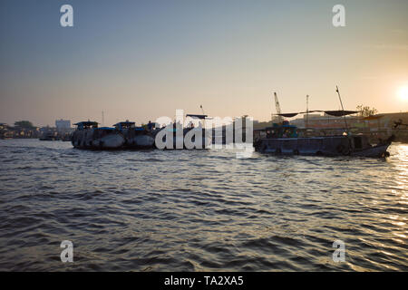 Can Tho, Vietnam - Mars 28, 2019 : Marché flottant dans le delta du Mékong-trading au lever du soleil les bateaux-croisière sur le Mékong Banque D'Images