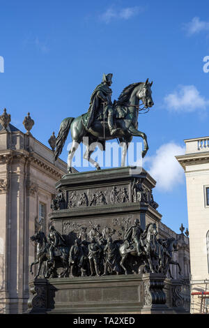 Statue équestre de Frédéric le Grand à l'Unter den Linden à Berlin, en Allemagne, lors d'une journée ensoleillée. Banque D'Images