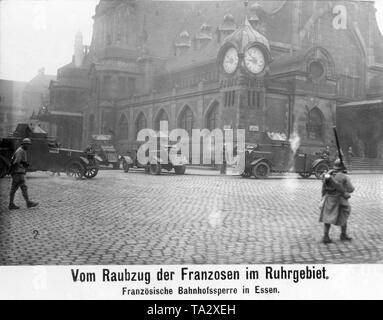 Soldats français interdisait à la gare d'Essen avec blindés français pendant l'occupation de la Ruhr. Banque D'Images