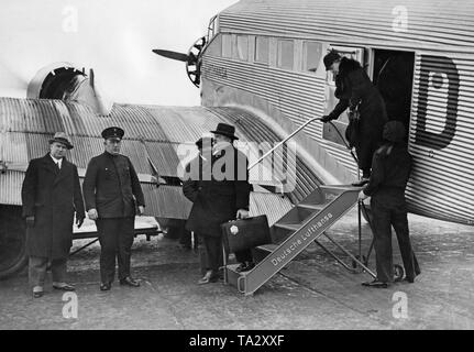 Un Junkers Ju52 est reçu par les agents des douanes après l'atterrissage à l'aéroport de Berlin Tempelhof. Banque D'Images