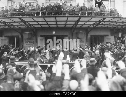 Adolf Hitler après une réunion du Reichstag en face de l'Opéra Kroll, le siège temporaire du Reichstag. Banque D'Images