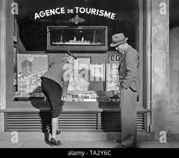 Dans une scène du film du film allemand "onogoo' Tonka, Pierre Lamendin (joué par Viktor Staal) et Josette (joué par Anny Ondra) sont debout devant la vitrine de l'Agence de 'tourisme', parce que d'un run dans ses bas. Banque D'Images