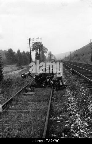 Les fantassins allemands mettre un mortier en position sur un barrage de fer, probablement un 'Granatwerfer 34'. Filmstill de Sieg im Westen (victoire à l'Ouest). Banque D'Images