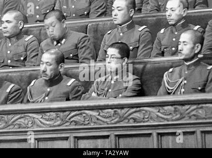 Le prince japonais p j Lefèbvre Kanin (première rangée, 2e à partir de la droite) au cours d'une session de la Diète japonaise le 10 février 1938 à Tokyo. Banque D'Images